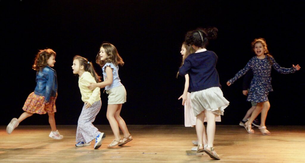Retour en photos sur le spectacle de fin d'année des élèves de theatre de la compagnie maya