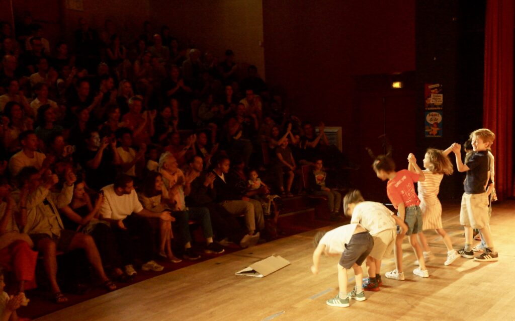 Retour en photos sur le spectacle de fin d'année des élèves de theatre de la compagnie maya