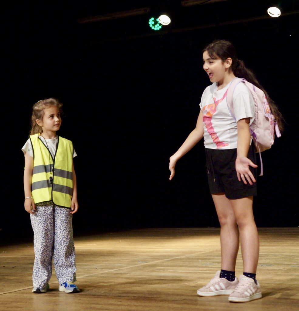 Retour en photos sur le spectacle de fin d'année des élèves de theatre de la compagnie maya