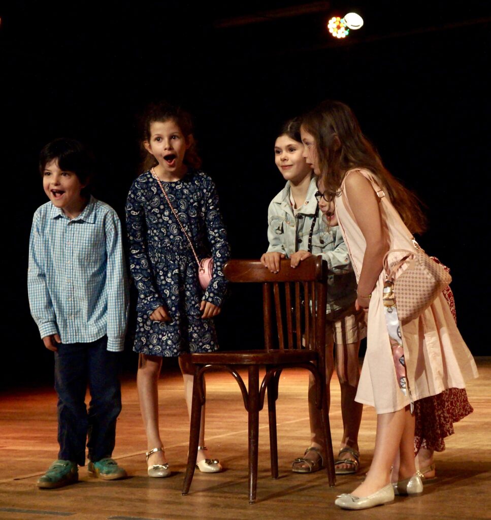 Retour en photos sur le spectacle de fin d'année des élèves de theatre de la compagnie maya