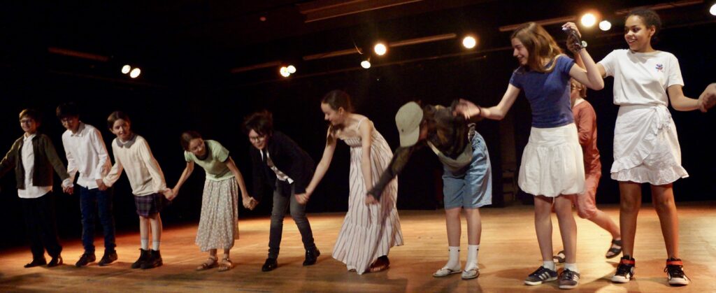 Retour en photos sur le spectacle de fin d'année des élèves de theatre de la compagnie maya