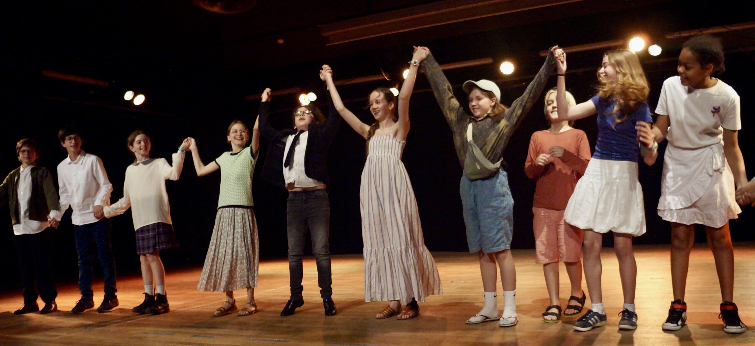 Retour en photos sur le spectacle de fin d'année des élèves de theatre de la compagnie maya