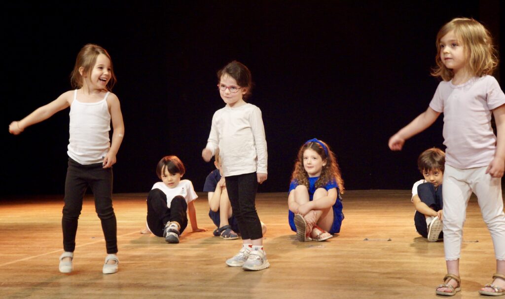 Retour en photos sur le spectacle de fin d'année des élèves de theatre de la compagnie maya