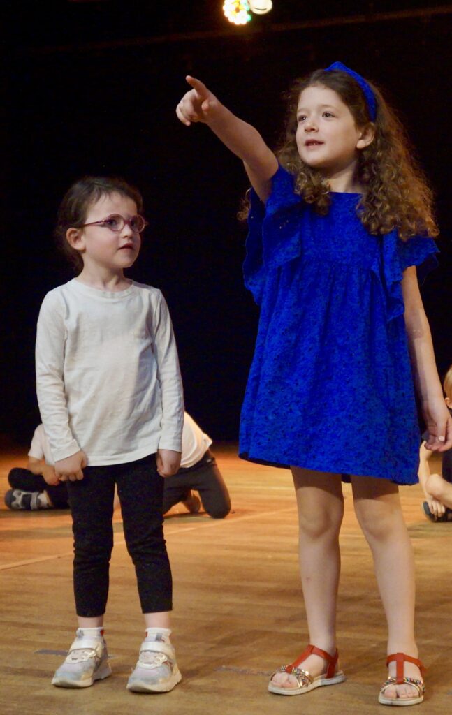 Retour en photos sur le spectacle de fin d'année des élèves de theatre de la compagnie maya