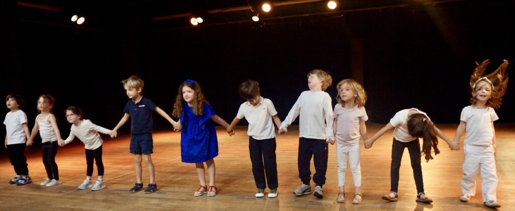 Retour en photos sur le spectacle de fin d'année des élèves de theatre de la compagnie maya