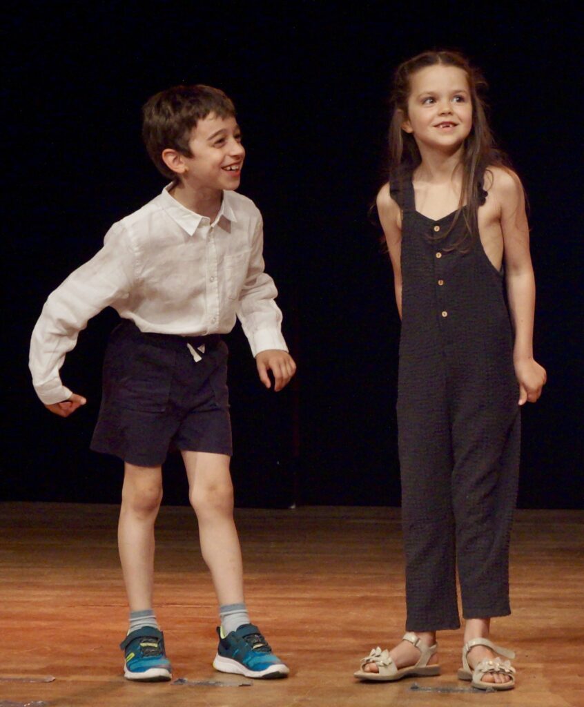 Retour en photos sur le spectacle de fin d'année des élèves de theatre de la compagnie maya