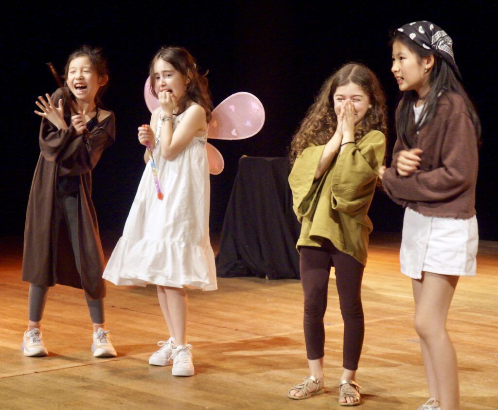 Retour en photos sur le spectacle de fin d'année des élèves de theatre de la compagnie maya