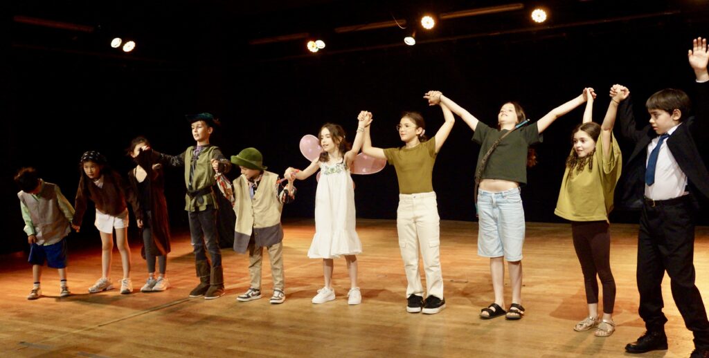 Retour en photos sur le spectacle de fin d'année des élèves de theatre de la compagnie maya