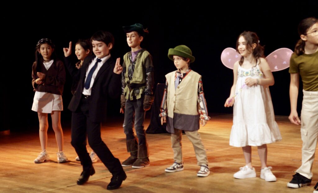 Retour en photos sur le spectacle de fin d'année des élèves de theatre de la compagnie maya