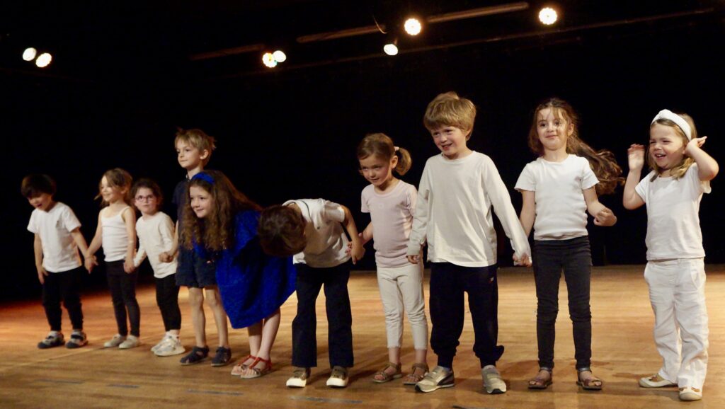 Retour en photos sur le spectacle de fin d'année des élèves de theatre de la compagnie maya