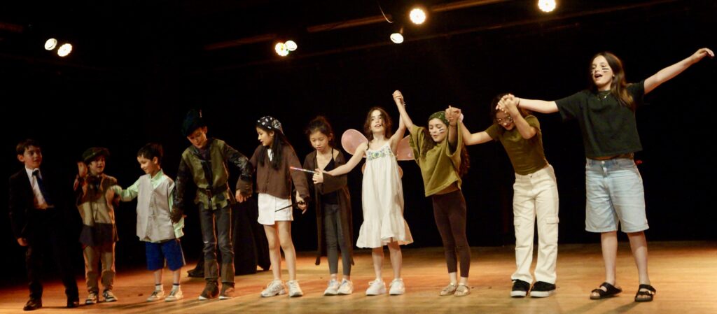 Retour en photos sur le spectacle de fin d'année des élèves de theatre de la compagnie maya