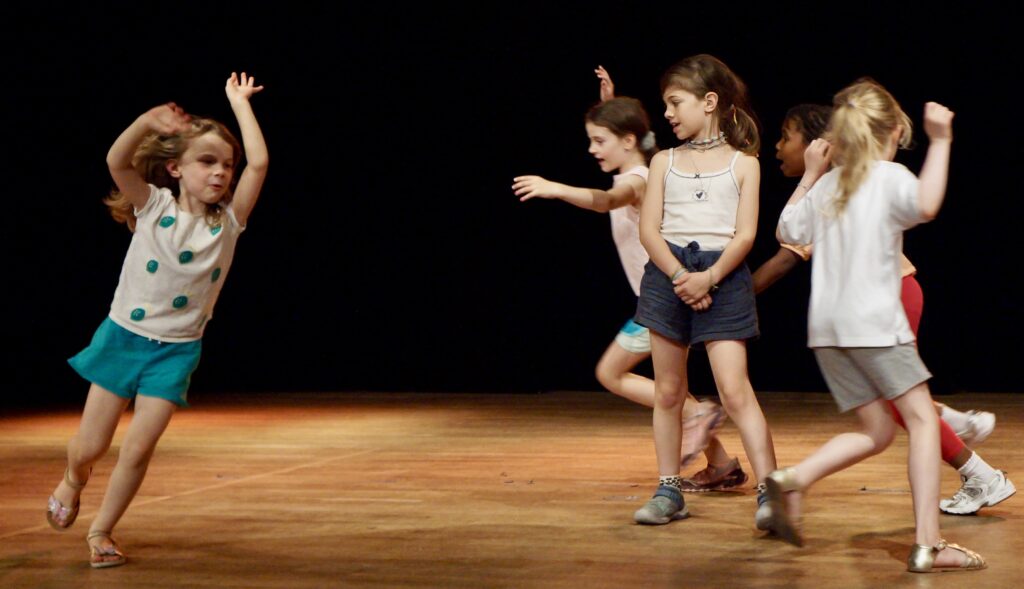 Retour en photos sur le spectacle de fin d'année des élèves de theatre de la compagnie maya