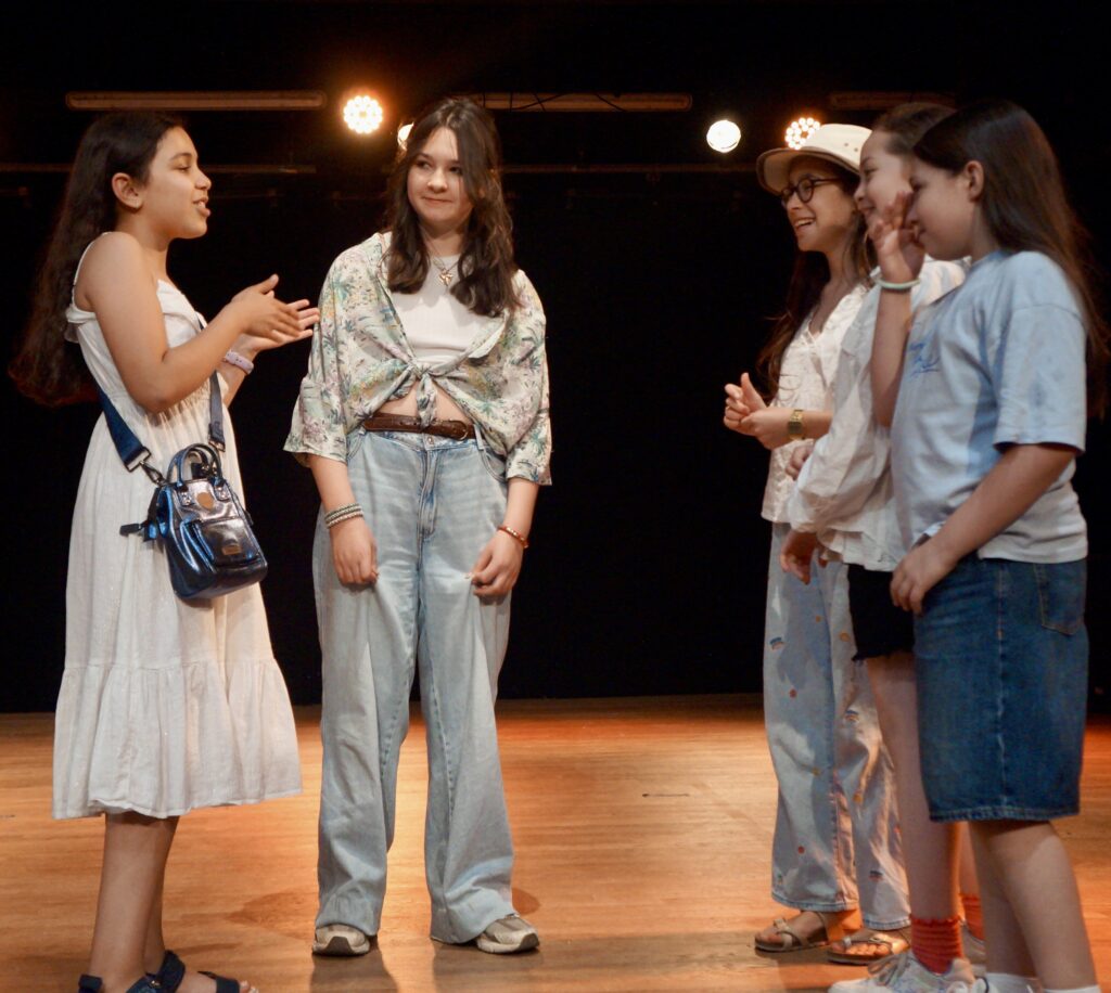 Retour en photos sur le spectacle de fin d'année des élèves de theatre de la compagnie maya