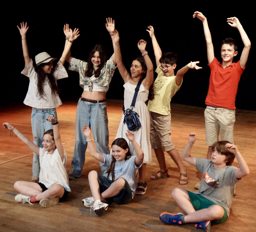 Retour en photos sur le spectacle de fin d'année des élèves de theatre de la compagnie maya