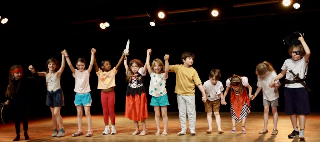 Retour en photos sur le spectacle de fin d'année des élèves de theatre de la compagnie maya