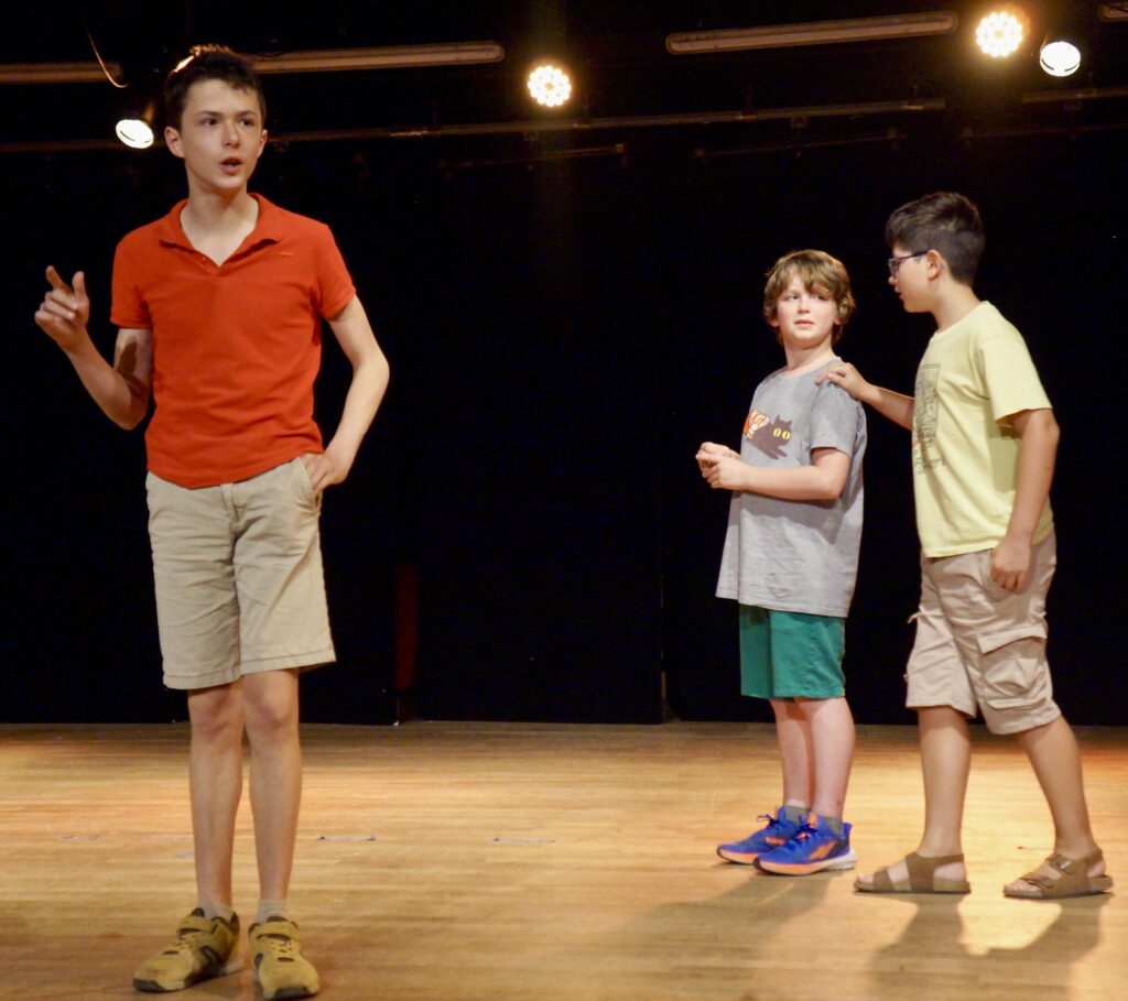 Retour en photos sur le spectacle de fin d'année des élèves de theatre de la compagnie maya