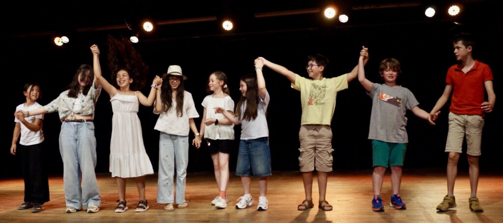Retour en photos sur le spectacle de fin d'année des élèves de theatre de la compagnie maya